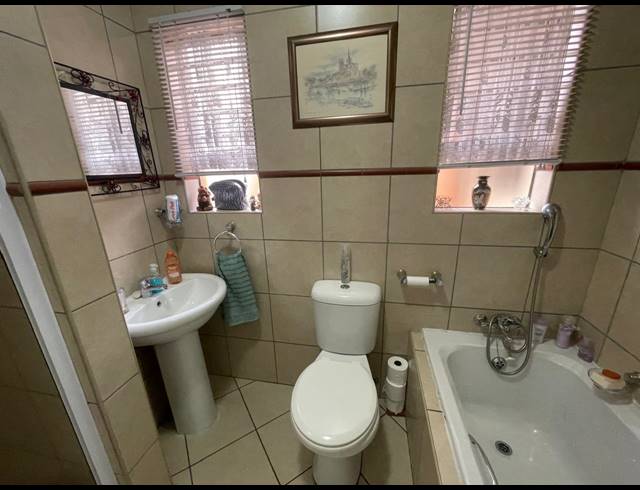 3 BEDROOM CLUSTER FOR SALE IN LAMBTON
